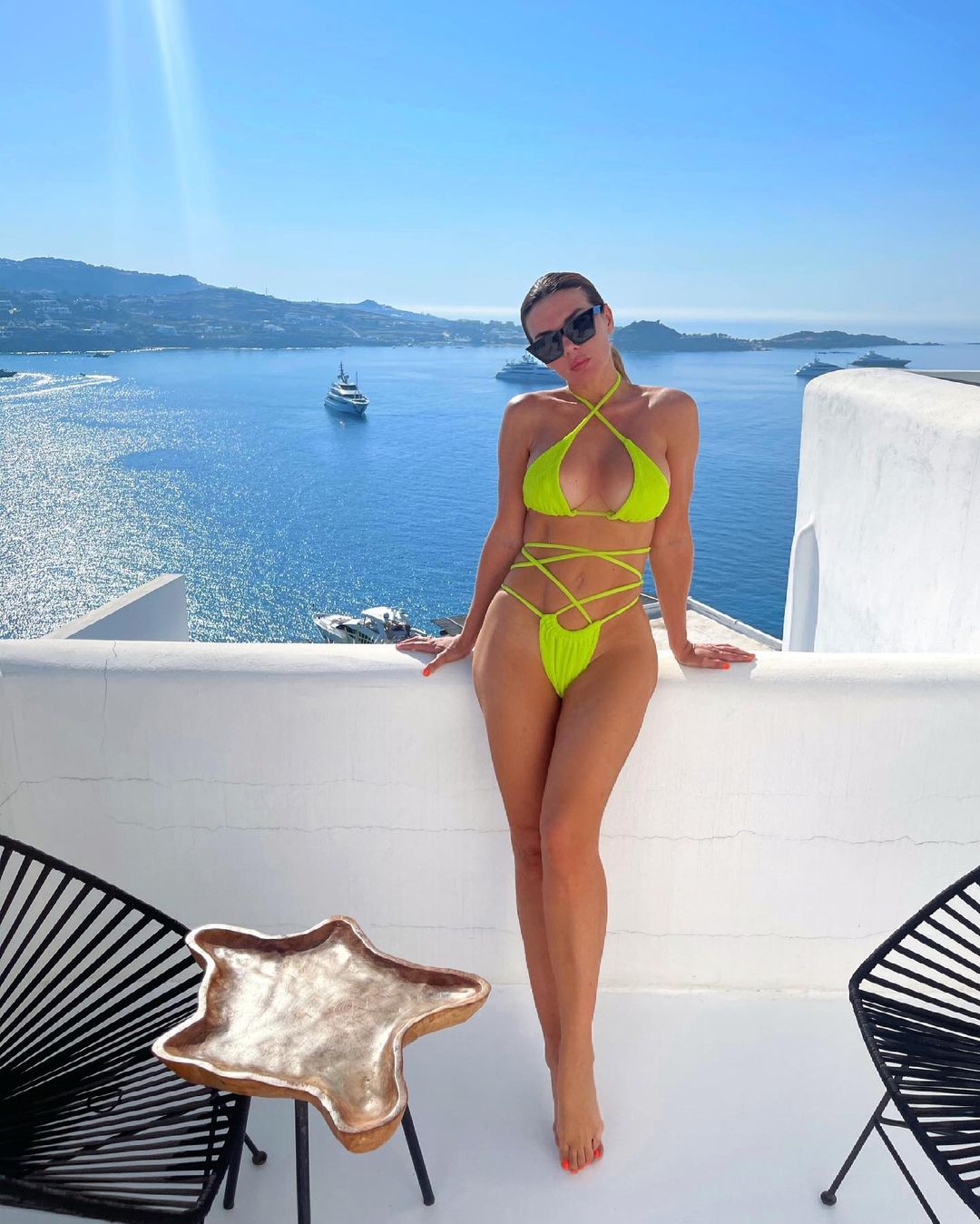 Анна Седокова дефилирует по Греции в красивом ажурном бикини